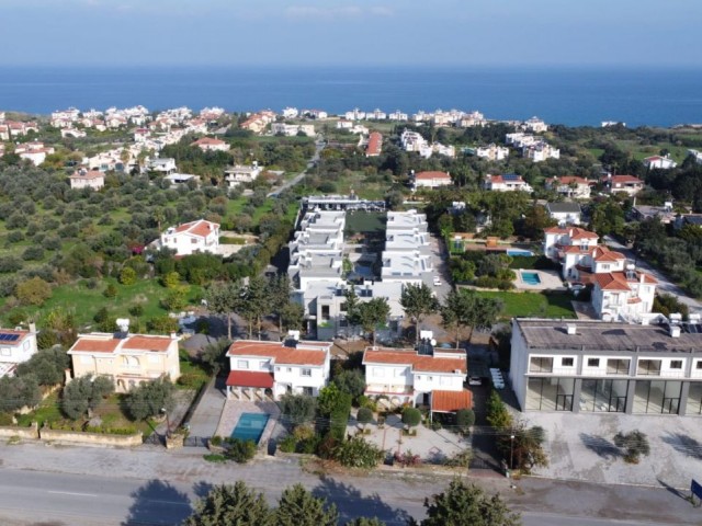 Villen in Lapta mit Gemeinschaftspool