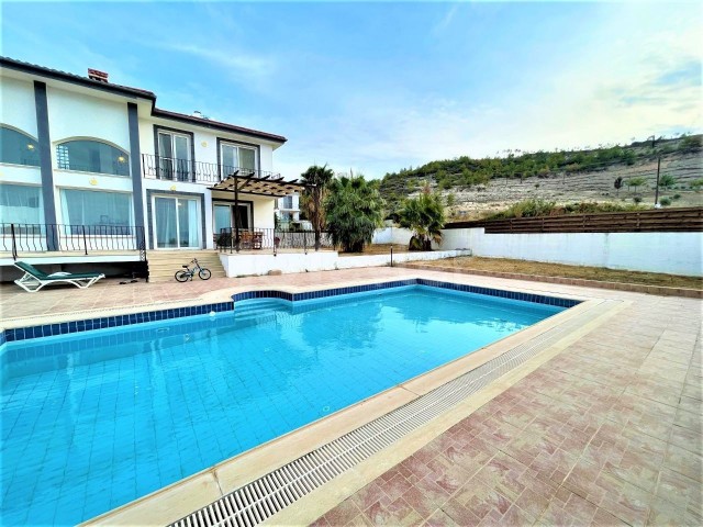 Girne Karşıyaka'da Muhteşem Konumda Deniz Manzaralı Kiralık Villa