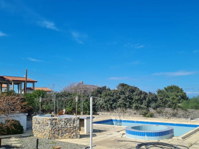 VILLA ZUM VERKAUF IN GİRNE ALSANCAK MIT GROSSEM GARTEN UND PRIVATEM POOL