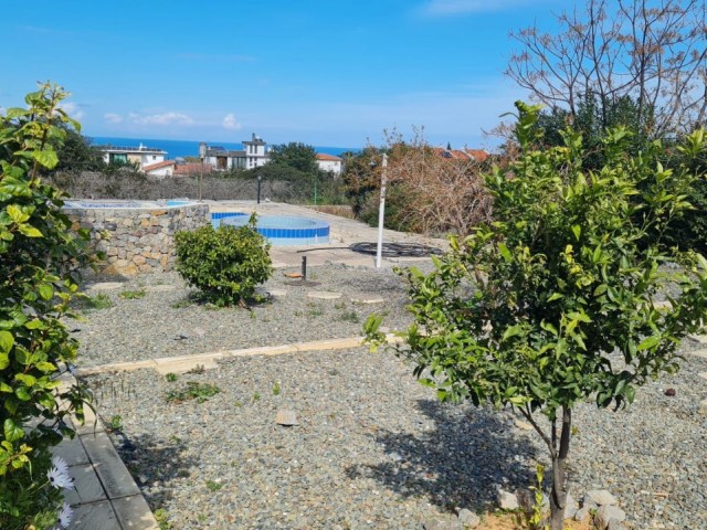 VILLA ZUM VERKAUF IN GİRNE ALSANCAK MIT GROSSEM GARTEN UND PRIVATEM POOL