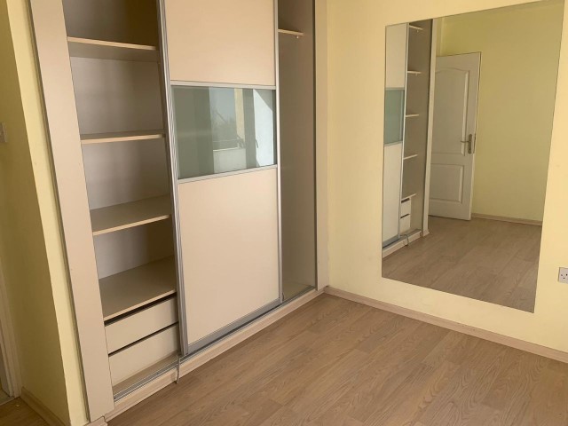 Girne Merkez'de Ticari İzinli Kiralık 3+1 Dükkan