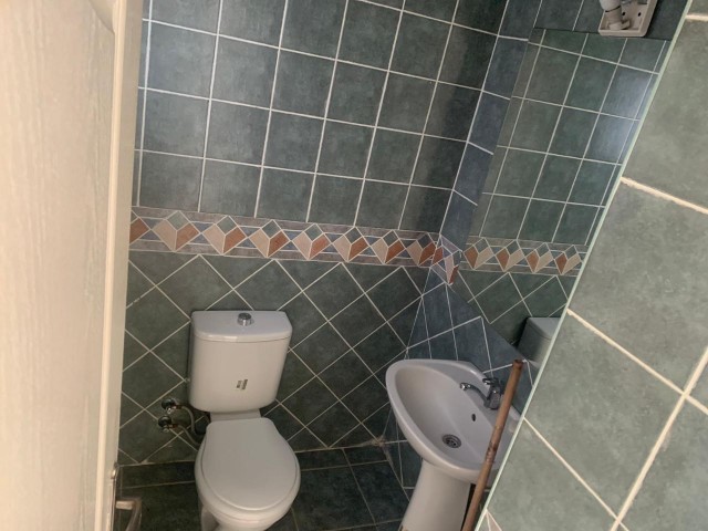 Girne Merkez'de Ticari İzinli Kiralık 3+1 Dükkan