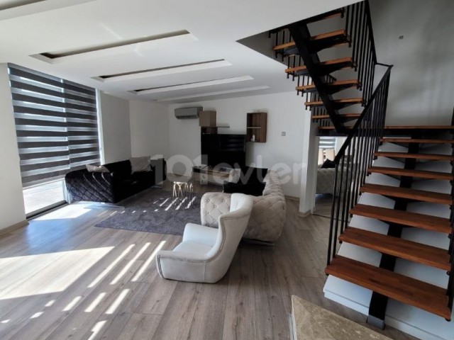 Duplex-Penthouse-Wohnung zur Miete in Kyrenia Zentrum