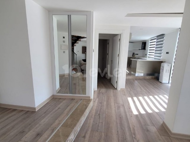 Duplex-Penthouse-Wohnung zur Miete in Kyrenia Zentrum