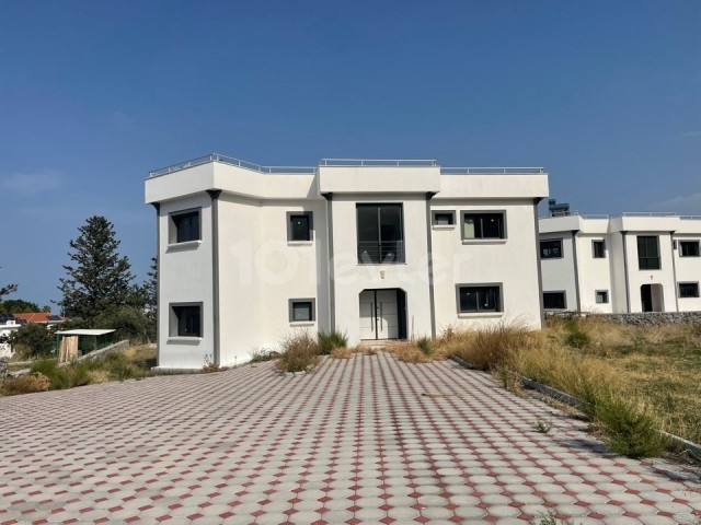 Girne Alsancak Bölgesinde Satılık Geniş Bahçeli Villa