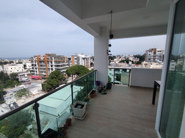 Komplett möbliertes, luxuriöses 3+1-Duplex-Penthouse zum Verkauf im Zentrum von Kyrenia