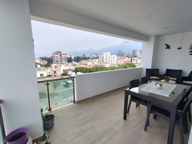 Komplett möbliertes, luxuriöses 3+1-Duplex-Penthouse zum Verkauf im Zentrum von Kyrenia