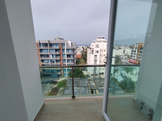 Komplett möbliertes, luxuriöses 3+1-Duplex-Penthouse zum Verkauf im Zentrum von Kyrenia