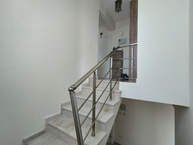 Komplett möbliertes, luxuriöses 3+1-Duplex-Penthouse zum Verkauf im Zentrum von Kyrenia