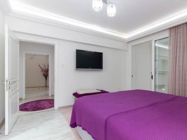 GİRNE MERKEZ'DE ORTAK HAVUZLU 4+1  SATILIK PENTHOUSE (SÜPER FİYAT)