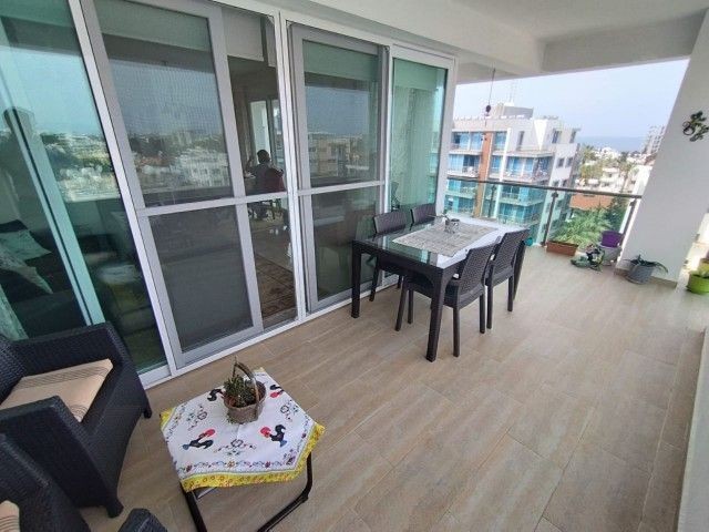 VOLLSTÄNDIG MÖBLIERTES LUXUS-3+1-DUPLEX-PENTHOUSE ZUM VERKAUF IM KYRENIA-ZENTRUM