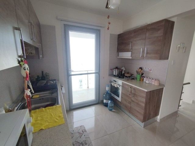 VOLLSTÄNDIG MÖBLIERTES LUXUS-3+1-DUPLEX-PENTHOUSE ZUM VERKAUF IM KYRENIA-ZENTRUM