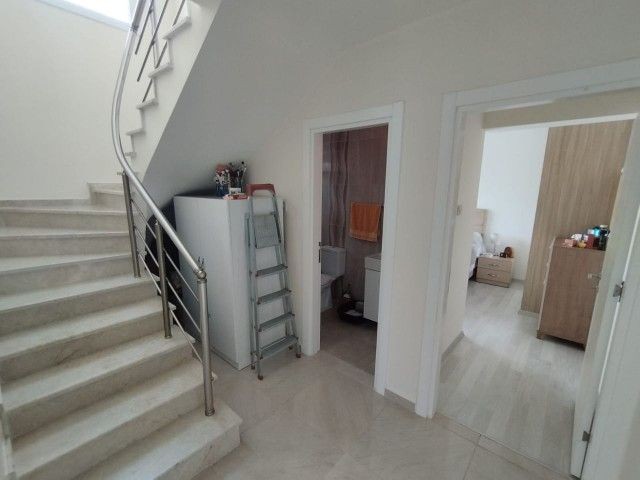 VOLLSTÄNDIG MÖBLIERTES LUXUS-3+1-DUPLEX-PENTHOUSE ZUM VERKAUF IM KYRENIA-ZENTRUM