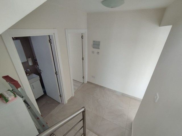 VOLLSTÄNDIG MÖBLIERTES LUXUS-3+1-DUPLEX-PENTHOUSE ZUM VERKAUF IM KYRENIA-ZENTRUM