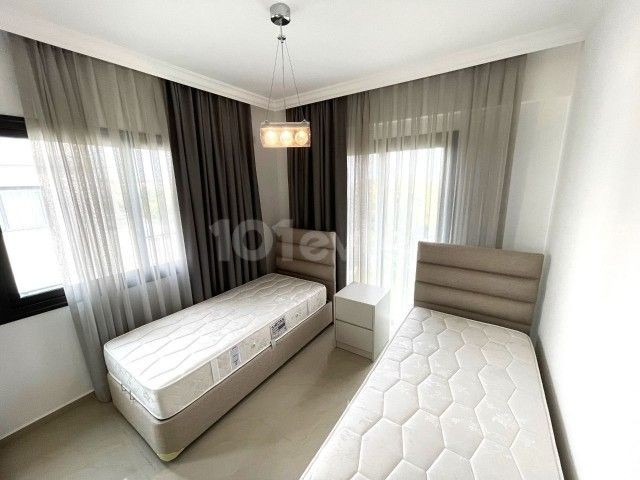 2+1 PENTHOUSE MIT DACHTERRASSE ZU VERKAUFEN IN EINEM LUXUSGRUNDSTÜCK MIT POOL IN GIRNE ALSANCAK