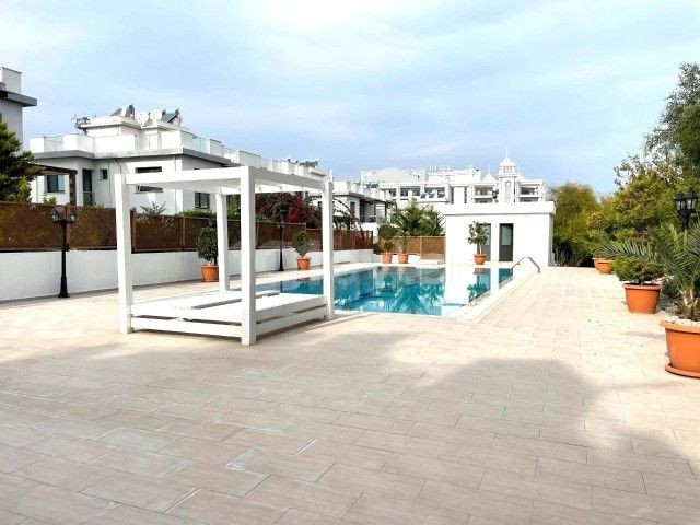 2+1 PENTHOUSE MIT DACHTERRASSE ZU VERKAUFEN IN EINEM LUXUSGRUNDSTÜCK MIT POOL IN GIRNE ALSANCAK