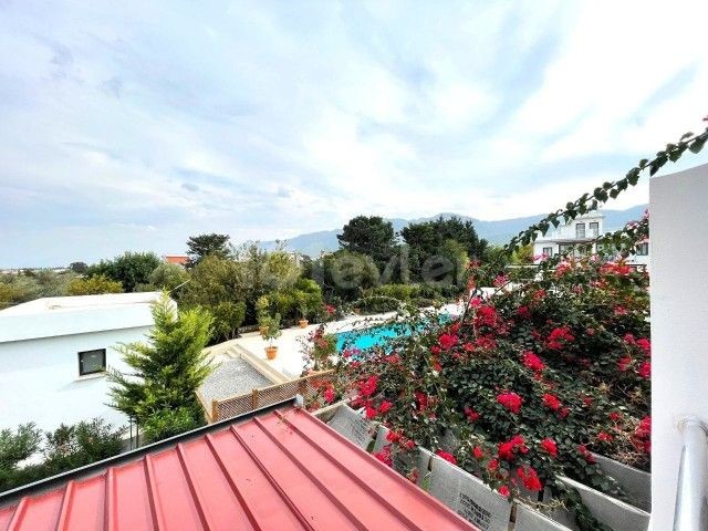 2+1 PENTHOUSE MIT DACHTERRASSE ZU VERKAUFEN IN EINEM LUXUSGRUNDSTÜCK MIT POOL IN GIRNE ALSANCAK