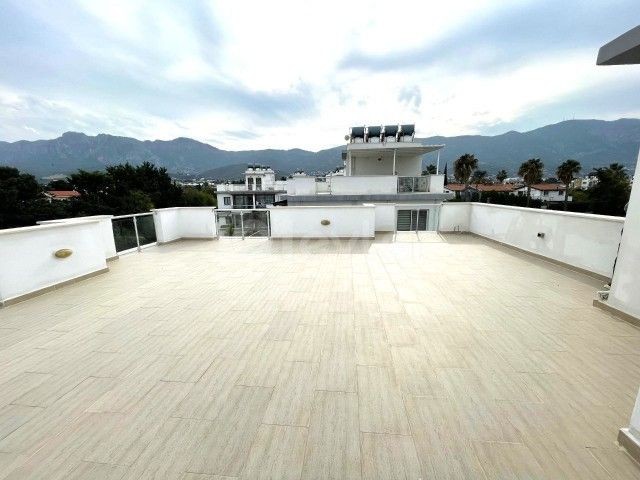 2+1 PENTHOUSE MIT DACHTERRASSE ZU VERKAUFEN IN EINEM LUXUSGRUNDSTÜCK MIT POOL IN GIRNE ALSANCAK