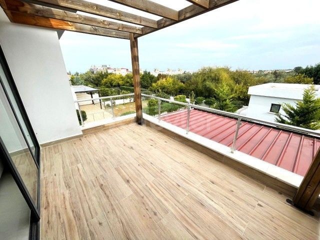 2+1 PENTHOUSE MIT DACHTERRASSE ZU VERKAUFEN IN EINEM LUXUSGRUNDSTÜCK MIT POOL IN GIRNE ALSANCAK