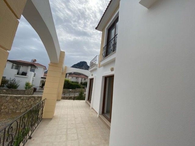 VILLA ZU VERKAUFEN MIT ATEMBERAUBENDEM BERGBLICK UND MEERBLICK IN KARŞIYAKA, KYRENIA