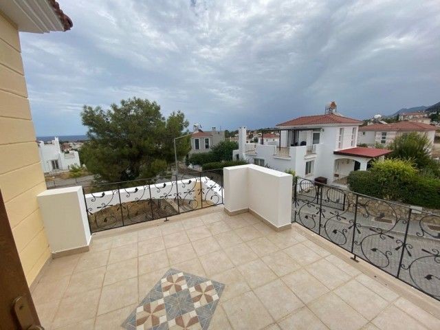 VILLA ZU VERKAUFEN MIT ATEMBERAUBENDEM BERGBLICK UND MEERBLICK IN KARŞIYAKA, KYRENIA