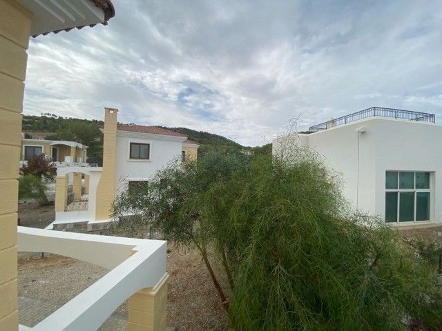 VILLA ZU VERKAUFEN MIT ATEMBERAUBENDEM BERGBLICK UND MEERBLICK IN KARŞIYAKA, KYRENIA