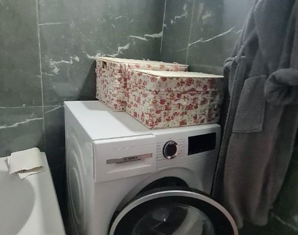 VOLLSTÄNDIG MÖBLIERTE 3+1-WOHNUNG ZUM VERKAUF AUF EINEM GRUNDSTÜCK MIT POOL IN GIRNE ÇATALKÖY