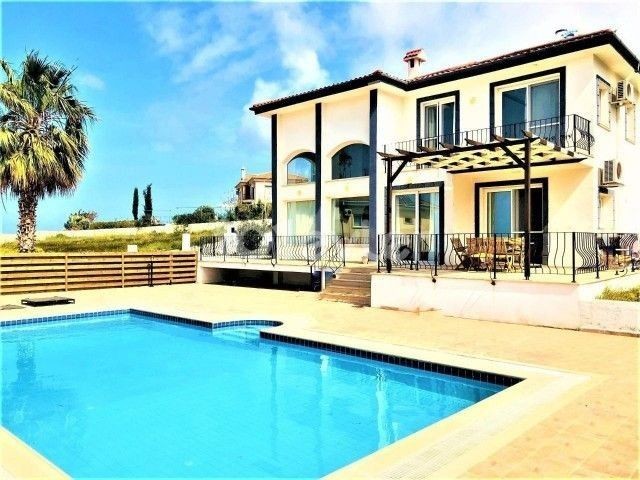 PRIVATSPHÄRE! ATEMBERAUBENDE LUXUSVILLA MIT MEER- UND BERGBLICK ZU MIETEN IN KARŞIYAKA, KYRENIA