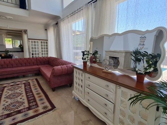 PRIVATSPHÄRE! ATEMBERAUBENDE LUXUSVILLA MIT MEER- UND BERGBLICK ZU MIETEN IN KARŞIYAKA, KYRENIA