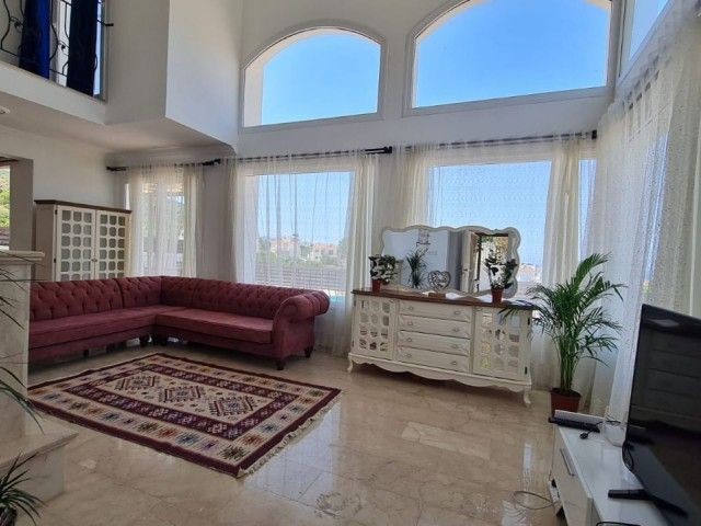 PRIVATSPHÄRE! ATEMBERAUBENDE LUXUSVILLA MIT MEER- UND BERGBLICK ZU MIETEN IN KARŞIYAKA, KYRENIA