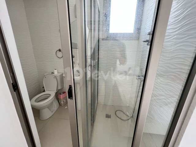 Lüks 2+1 kiralık daire 6 ay ödemli okula çok yakın iki ayrı banyo ve klima odalarda, iki ev arkadaş olan öğrenciler için çok uygum