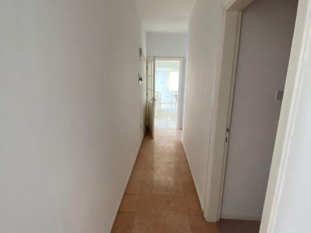 3+2 SEHR GERÄUMIGE WOHNUNG MIT GEWERBLICHER GENEHMIGUNG KYRENIA ZENTRUM ** 