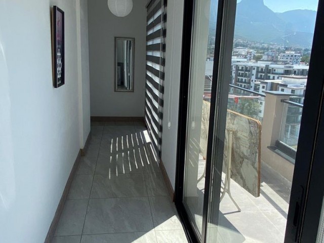 CHARMANTES PENTHOUSE MIT BERG-UND MEERBLICK IM HERZEN VON KYRENIA ** 