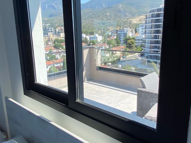 CHARMANTES PENTHOUSE MIT BERG-UND MEERBLICK IM HERZEN VON KYRENIA ** 