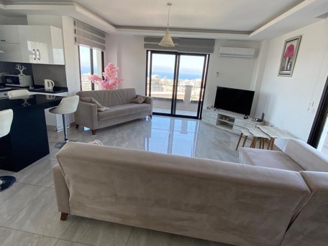 CHARMANTES PENTHOUSE MIT BERG-UND MEERBLICK IM HERZEN VON KYRENIA ** 