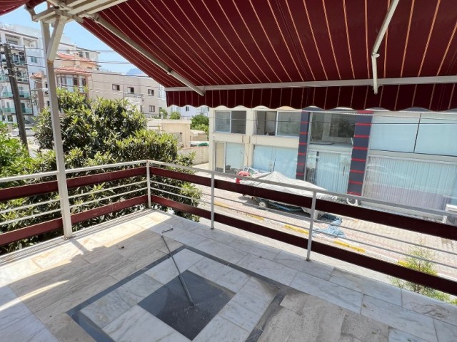 AN APARTMENT OFFICE WITH 3 + 1 PARKING THAT CAN BE USED COMMERCIALLY IN THE CENTER OF KYRENIA! SOLE AUTHORITY ** 