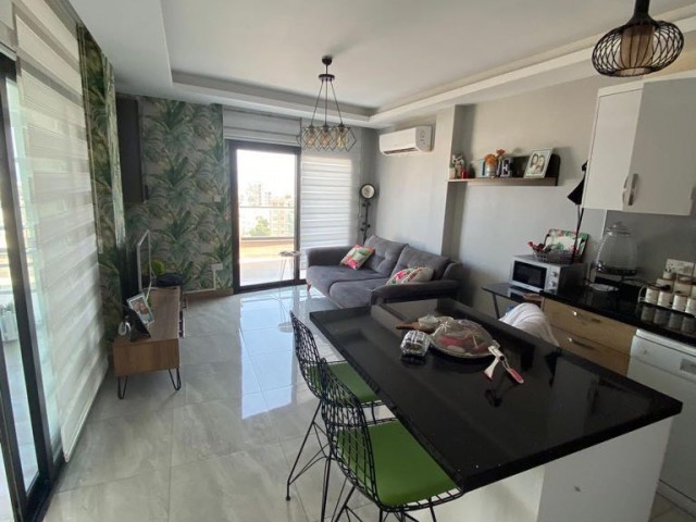 AUSGEZEICHNETE 2 + 1 PENTHOUSE-WOHNUNG MIT JACUZZI IM ZENTRUM VON KYRENIA ** 