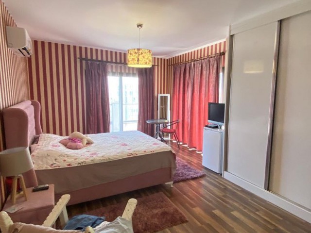 AUSGEZEICHNETE 2 + 1 PENTHOUSE-WOHNUNG MIT JACUZZI IM ZENTRUM VON KYRENIA ** 