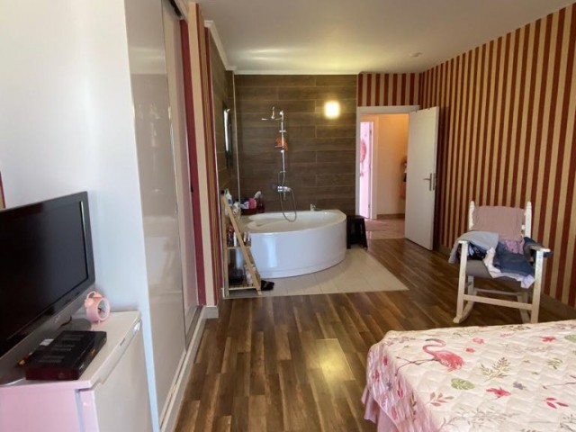 AUSGEZEICHNETE 2 + 1 PENTHOUSE-WOHNUNG MIT JACUZZI IM ZENTRUM VON KYRENIA ** 