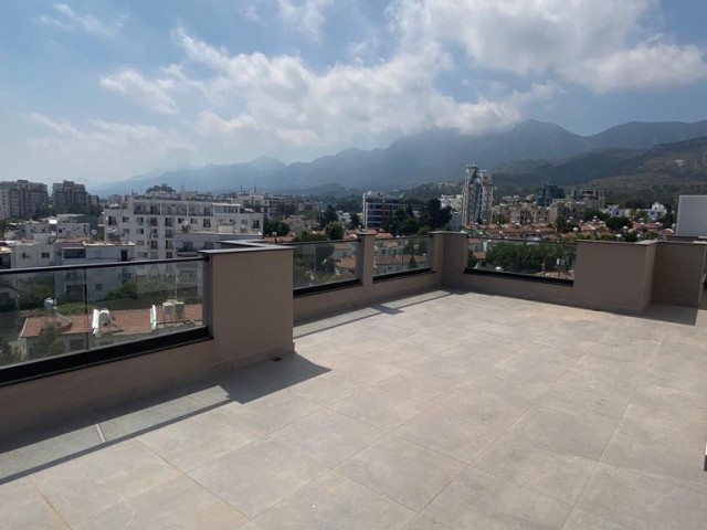 AUSGEZEICHNETE 2 + 1 PENTHOUSE-WOHNUNG MIT JACUZZI IM ZENTRUM VON KYRENIA ** 