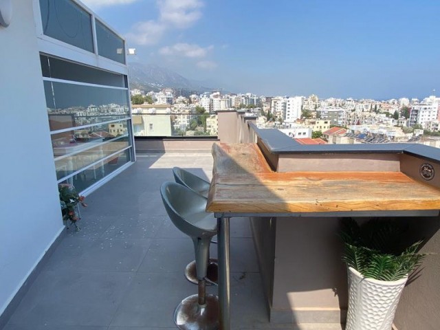 AUSGEZEICHNETE 2 + 1 PENTHOUSE-WOHNUNG MIT JACUZZI IM ZENTRUM VON KYRENIA ** 