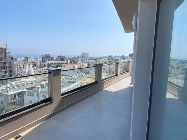 AUSGEZEICHNETE 2 + 1 PENTHOUSE-WOHNUNG MIT JACUZZI IM ZENTRUM VON KYRENIA ** 