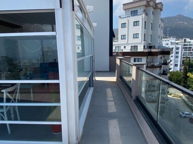 AUSGEZEICHNETE 2 + 1 PENTHOUSE-WOHNUNG MIT JACUZZI IM ZENTRUM VON KYRENIA ** 