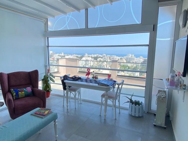 AUSGEZEICHNETE 2 + 1 PENTHOUSE-WOHNUNG MIT JACUZZI IM ZENTRUM VON KYRENIA ** 