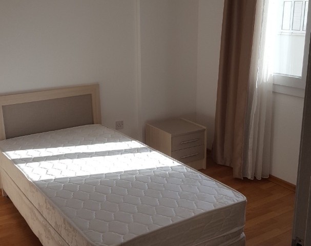 VOLL MÖBLIERTE MAKELLOSE 2+1 WOHNUNG ZUR MIETE IN DER NÄHE VON KYRENIA! ** 