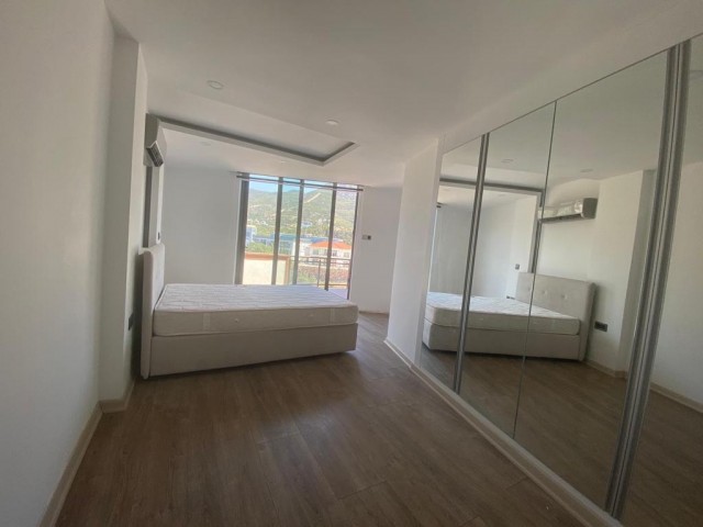 3+1 voll möblierte Wohnung mit 110m2 Aussicht zur Miete im luxuriösesten Gebäude im Zentrum von Kyrenia ** 