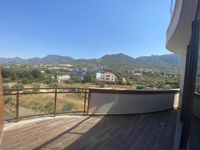 3+1 voll möblierte Wohnung mit 110m2 Aussicht zur Miete im luxuriösesten Gebäude im Zentrum von Kyrenia ** 