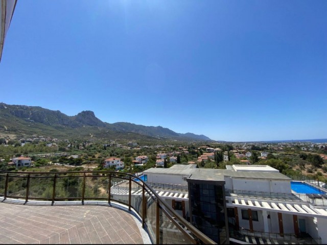 2+1 PENTHOUSE FOR RENT ON A SITE IN KYRENIA