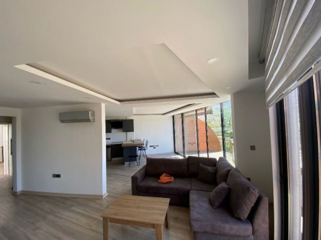 2+1 PENTHOUSE ZU VERMIETEN AUF EINEM GRUNDSTÜCK IN KYRENIA