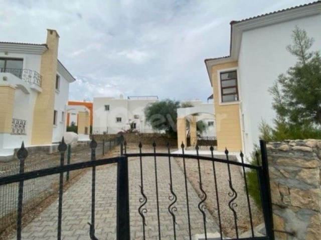 VILLA ZU VERKAUFEN MIT BERG- UND MEERBLICK IN KARŞIYAKA, KYRENIA